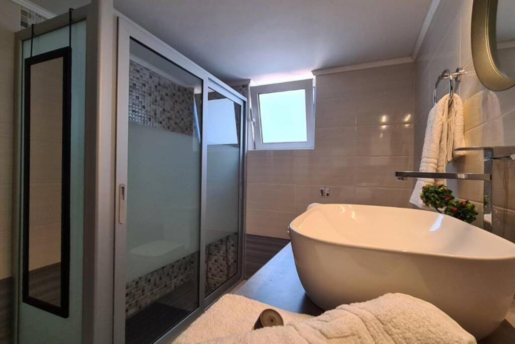 Modern αpt 500m From The Beach. Appartement *