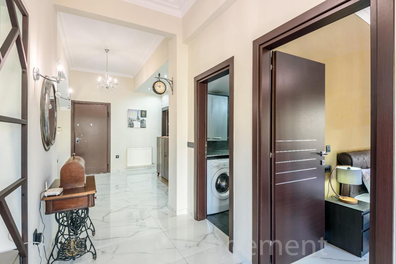 Center With Rooftop Swimming Pool Apartment