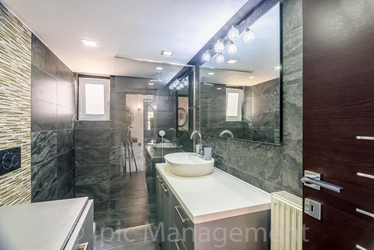 Apartment Center With Rooftop Swimming Pool *