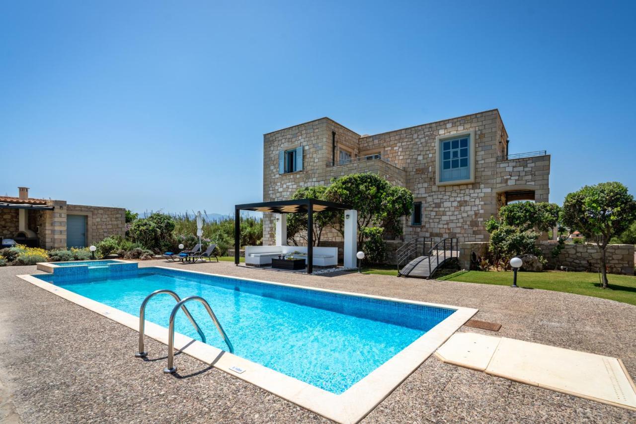 Beachfront Turquoise With Private Pool, Bbq And Ping Pong Table Villa