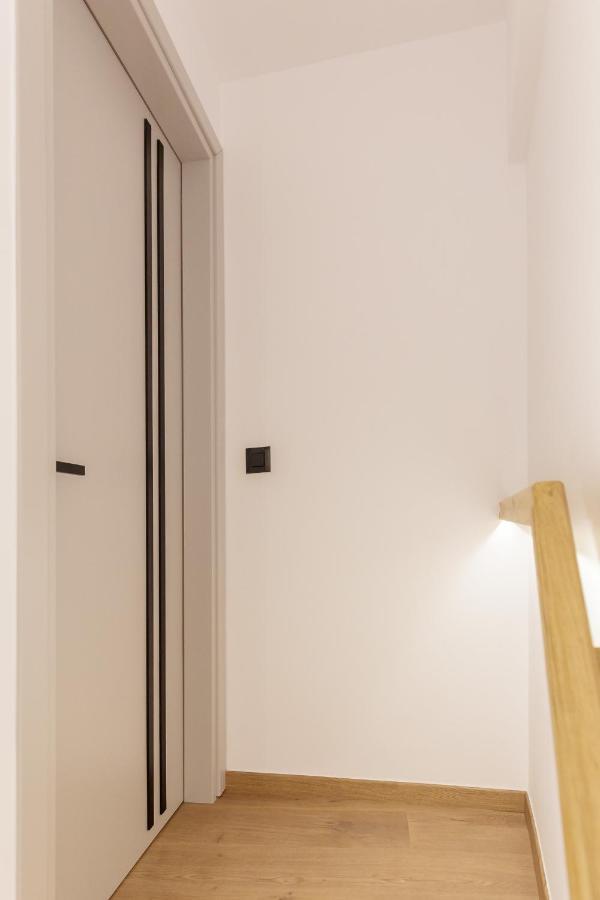 Apartment Arch 4 Luxury Living , Room II *