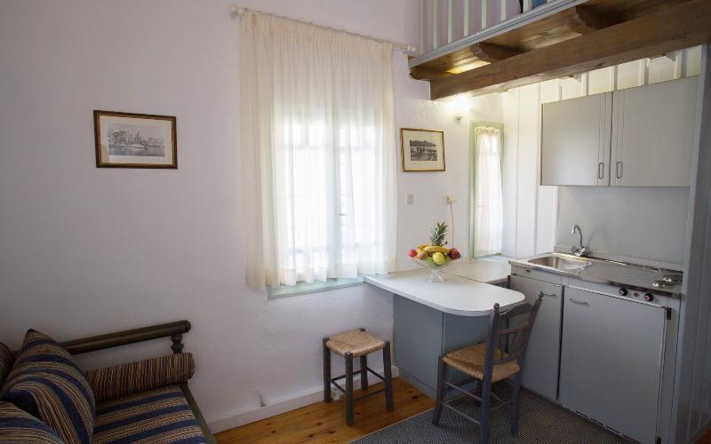 Nostos Aparthotel 3*