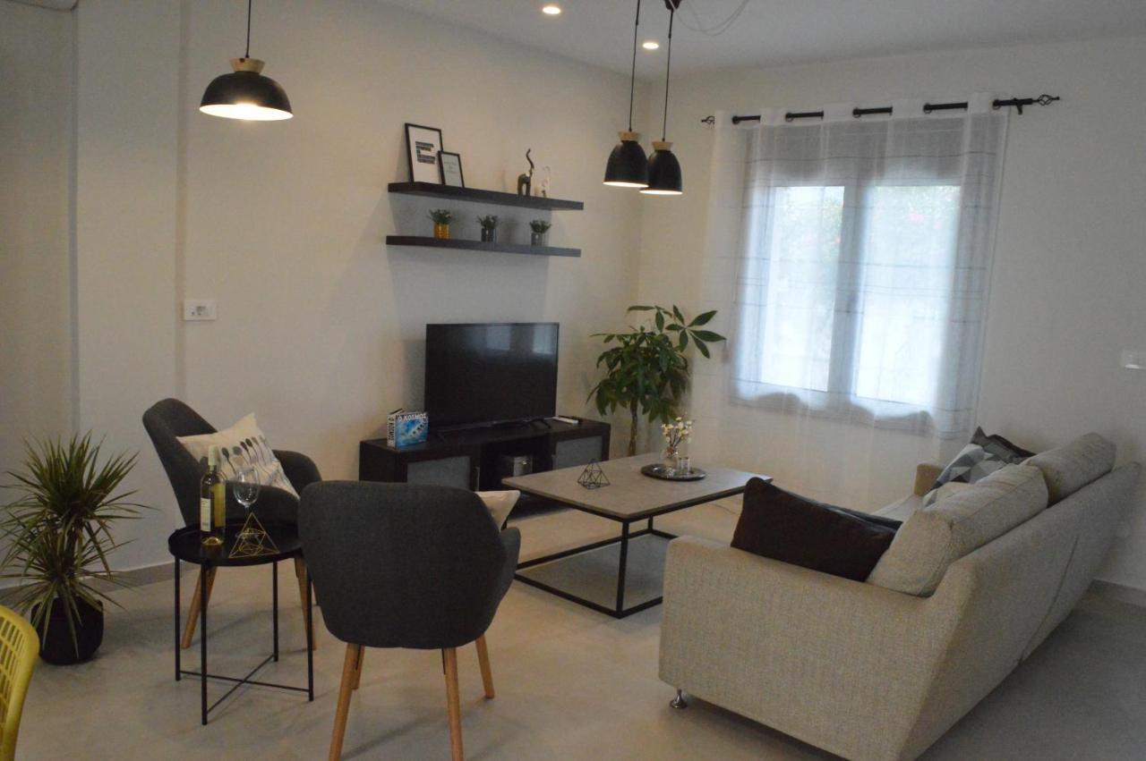 Leonidas House Apartment
