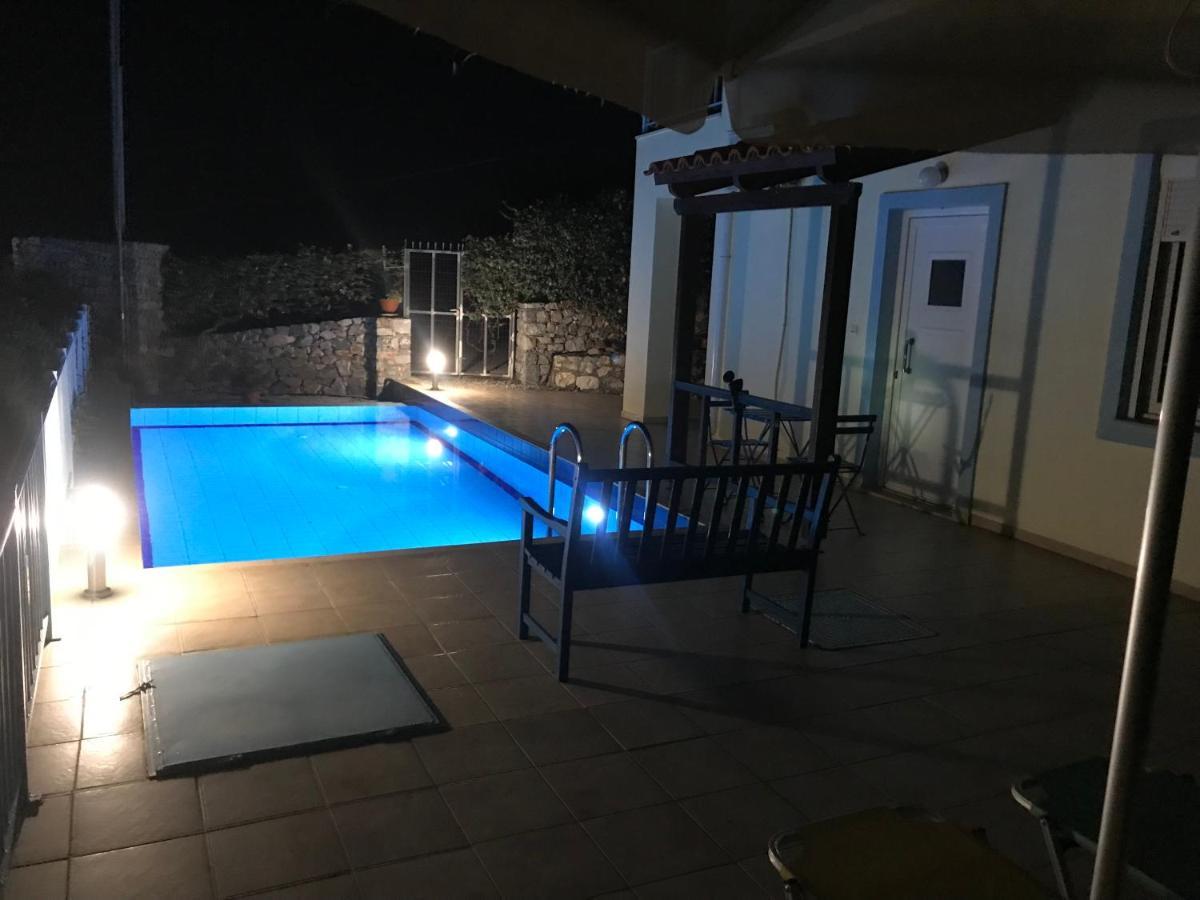 Tranquil Vista Villa: Seaside Retreat With Private Pool *
