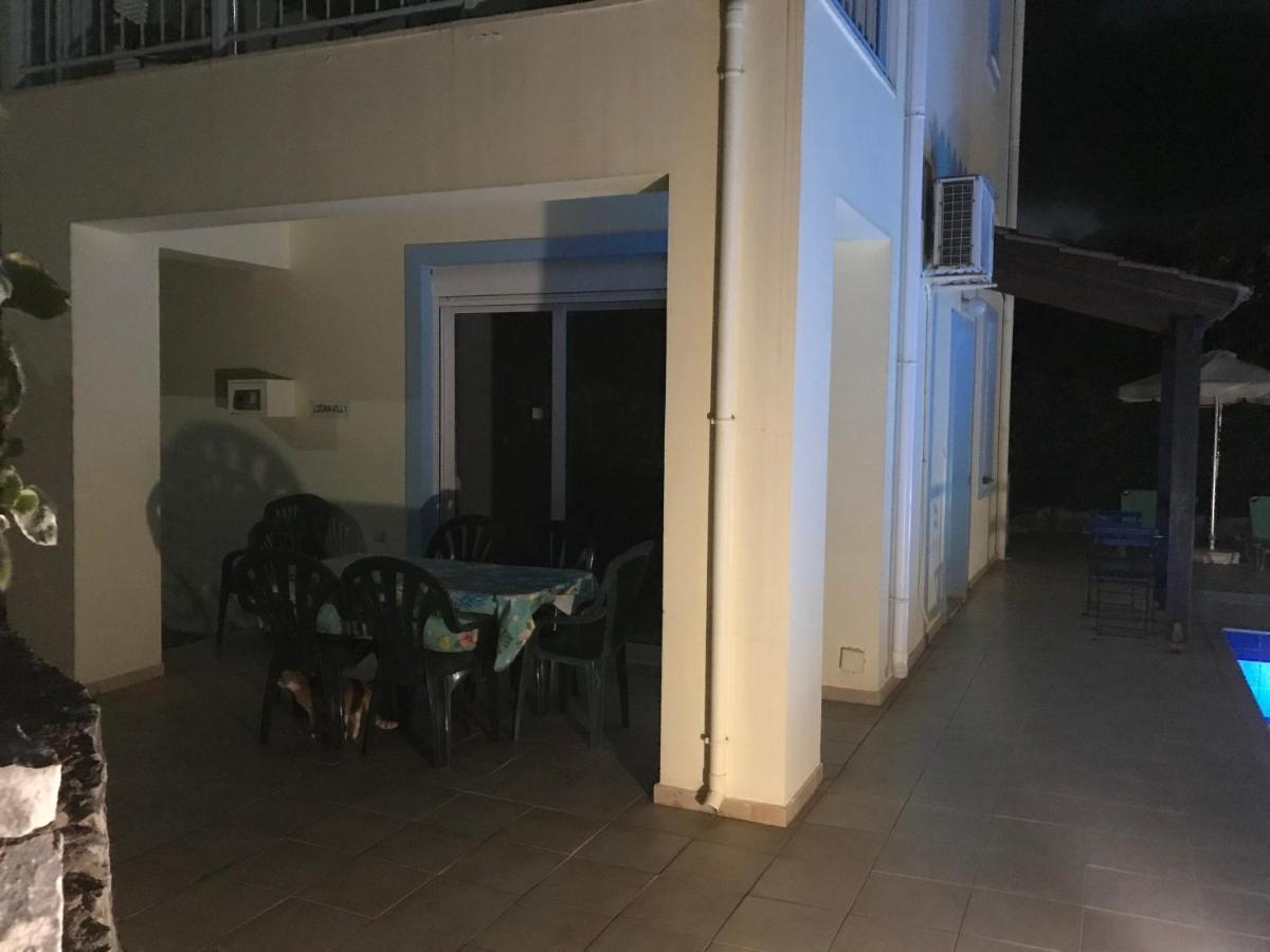 Villa Tranquil Vista Villa: Seaside Retreat With Private Pool *