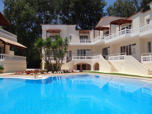 Perla Aparthotel 3*