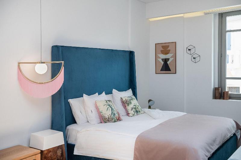 Nyx Chic Manor 3*