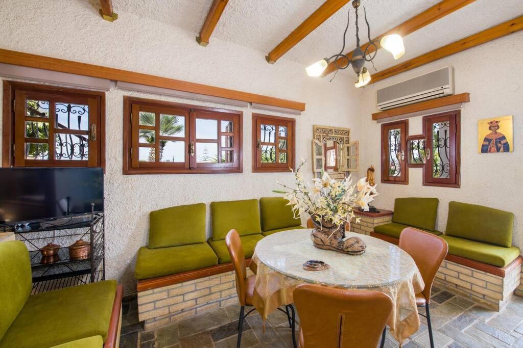 Holiday home Renas Secret Garden House