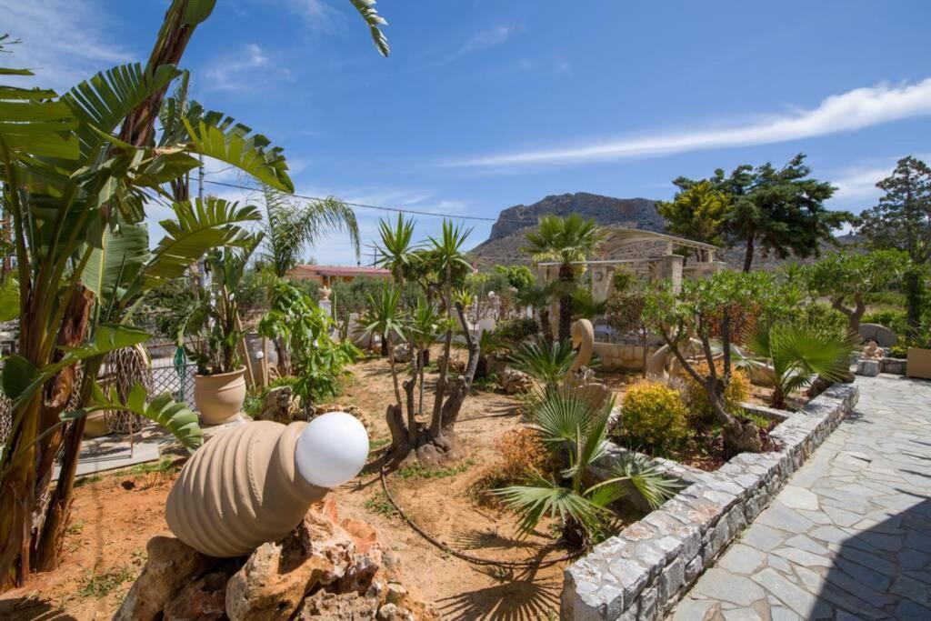 Holiday home Renas Secret Garden House