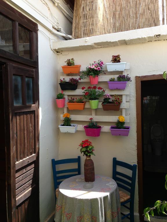 Mme Bassia * Chania (Crete)