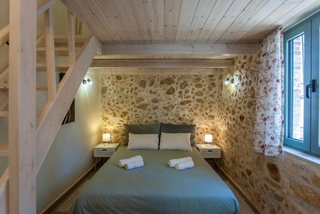 Casa Athelia: Traditional Home, Local Neighborhood
