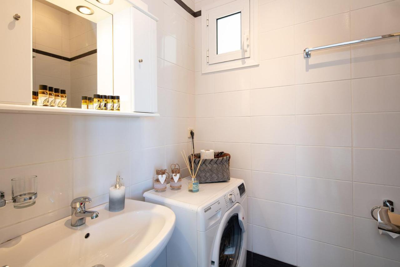 Plaka Modern Apartment