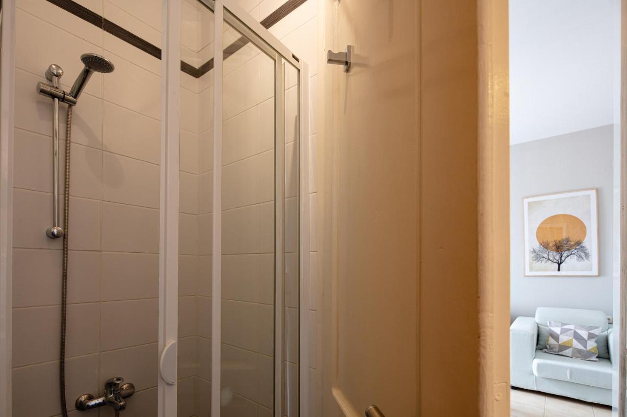 Plaka Modern Apartment