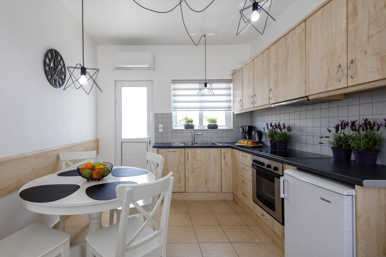 Adelphes Beachfront With Direct Connection To The * Chania (Crete)