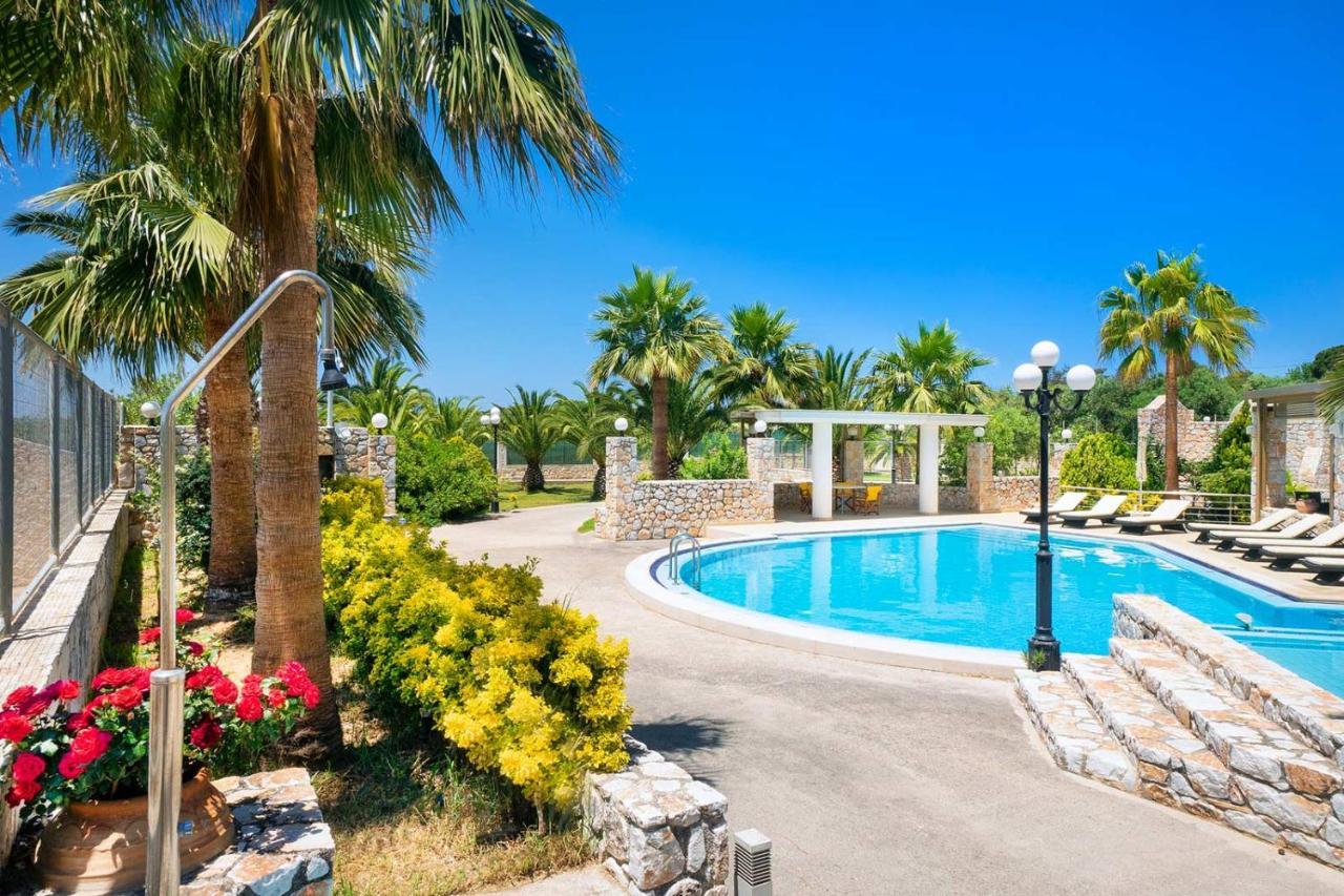 Epavlis Akrotiri Villa *
