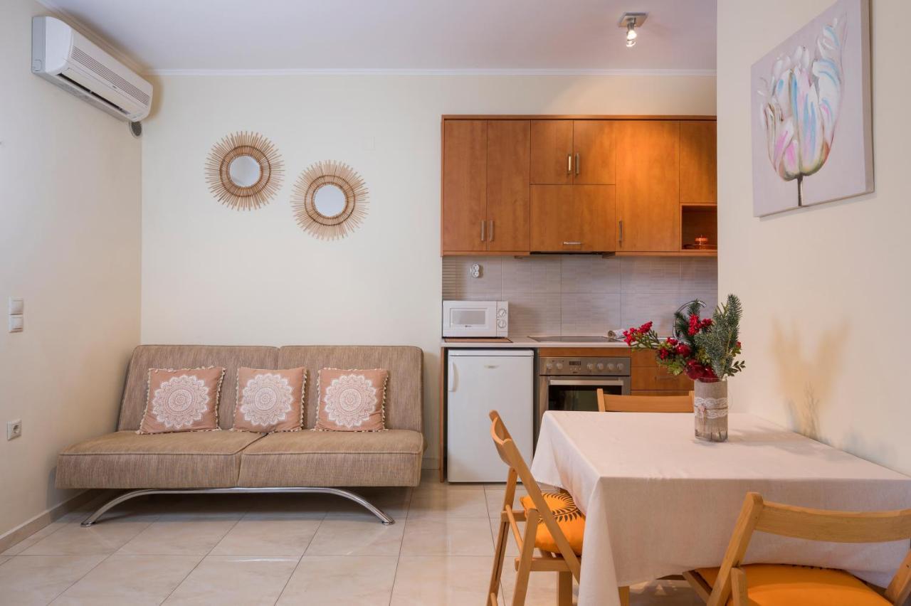 Luxury Coastal Retreat, Mountain View Balcony With Palm Trees & Parking Apartment