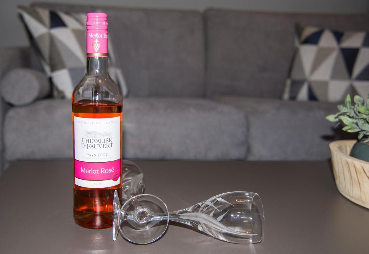 Apartment Rena's Luxury With Free Private Parking