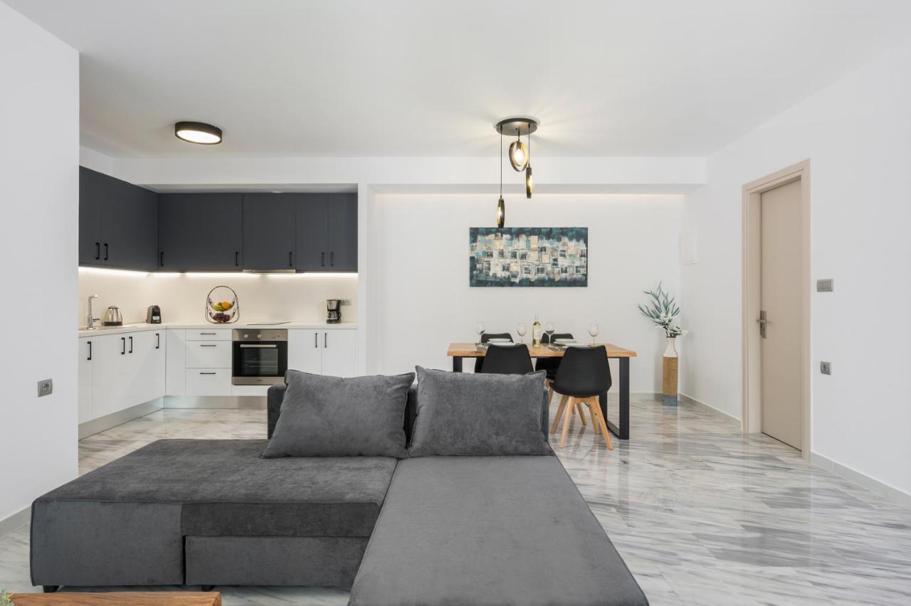 Quarters Luxury Apts Apartment