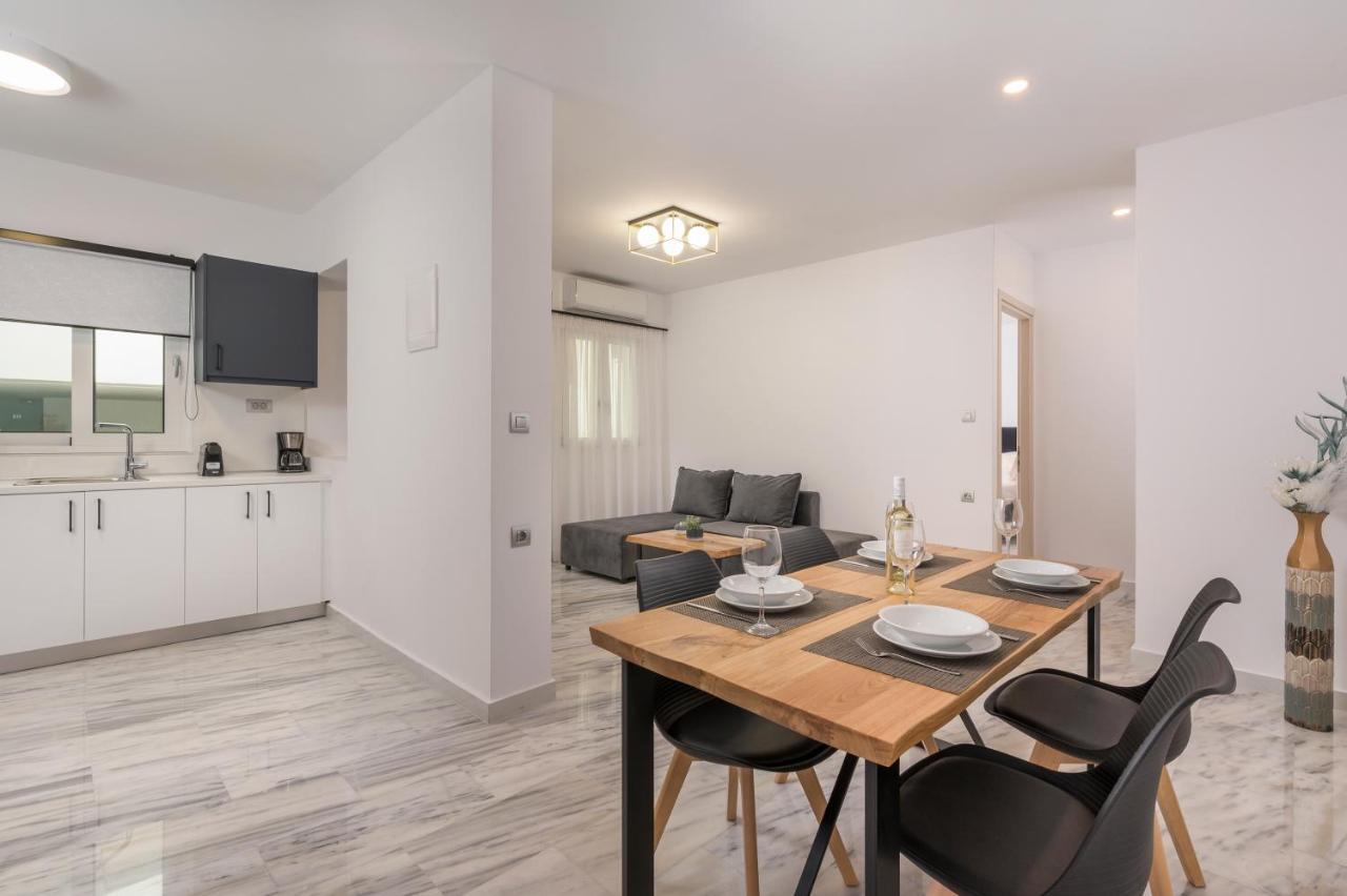 Quarters Luxury Apts Apartment *