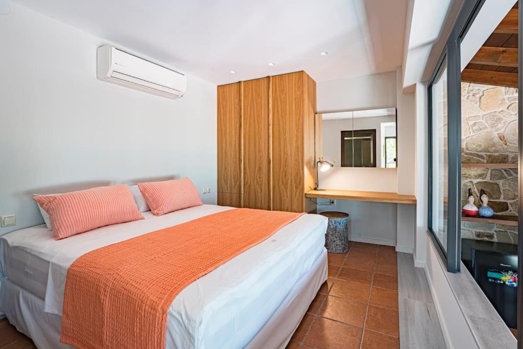 Sea And Sun Metaxy Mas, Brand-new, Beachfront ! *