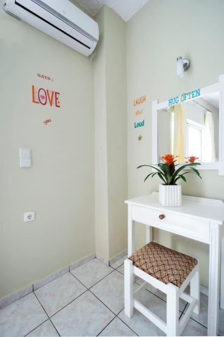 Apartment Steps From The Aprt