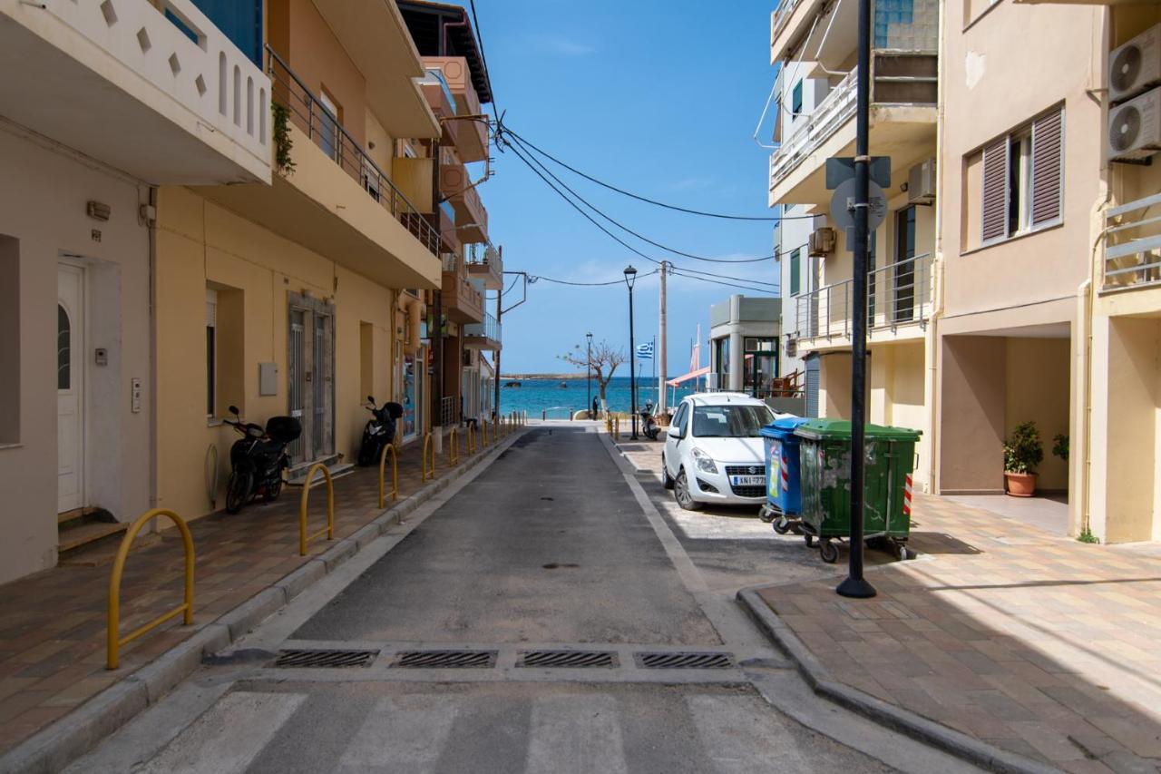 Michail Chania δίπλα στην παραλία της πόλης *