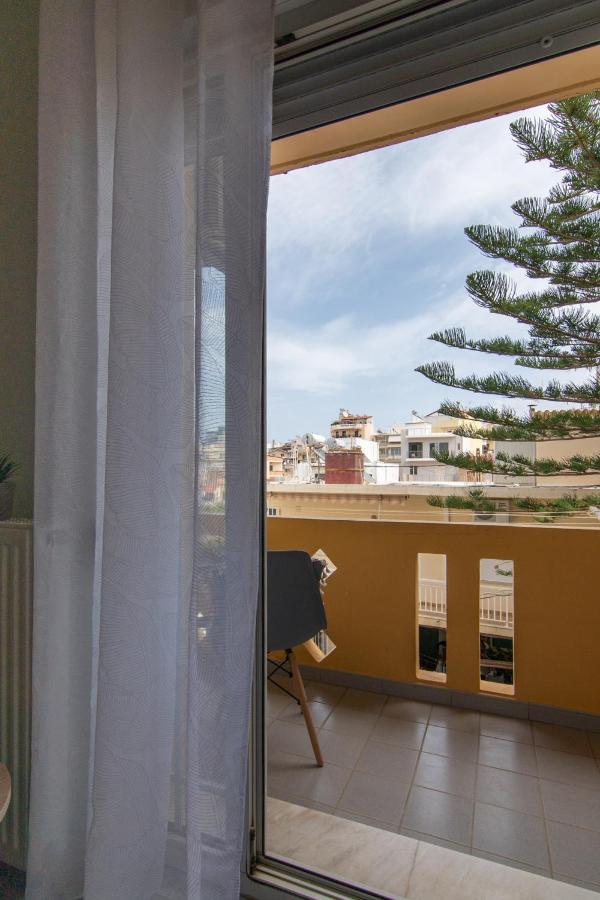 Michail Chania δίπλα στην παραλία της πόλης Chania (Crete)