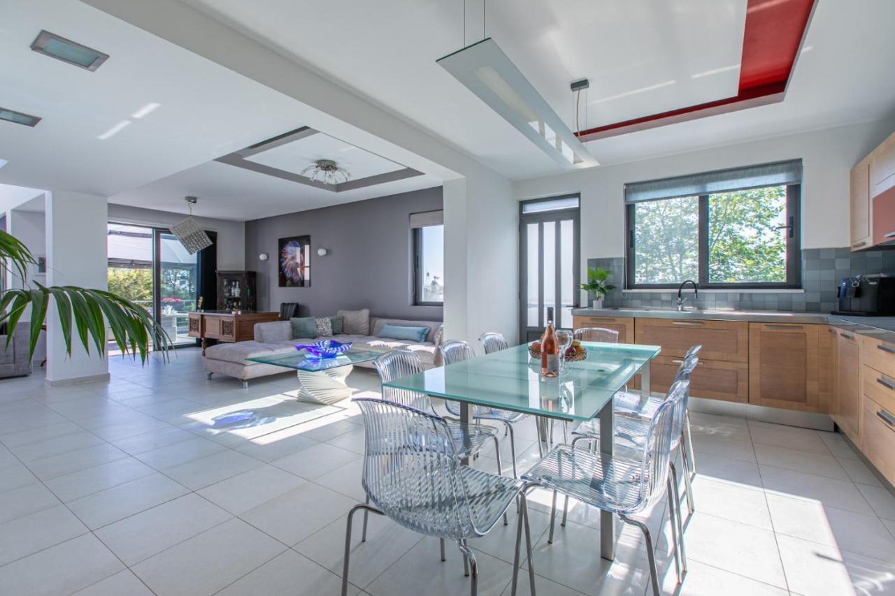 Crystal Waves Lux Villa-homeleader *