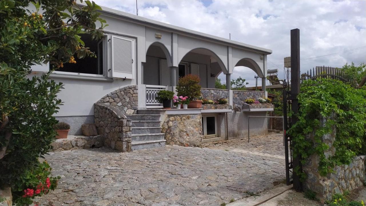 Corinas Holiday House *