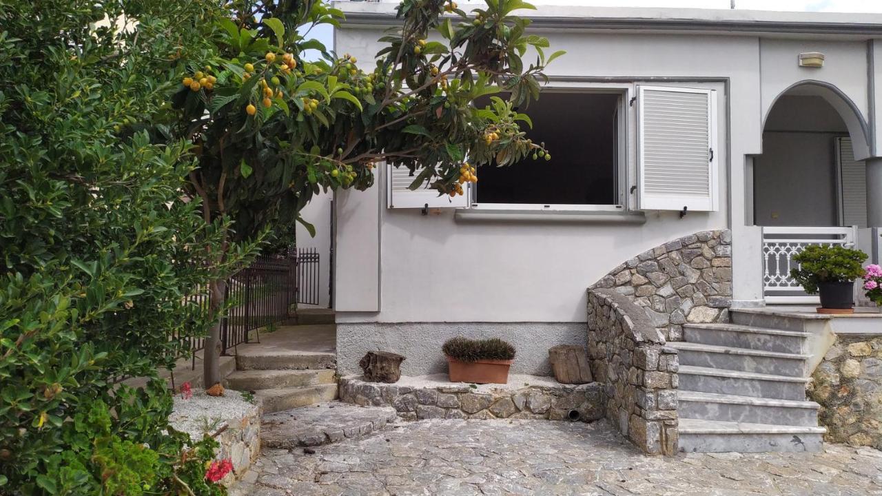 Corinas Holiday House *