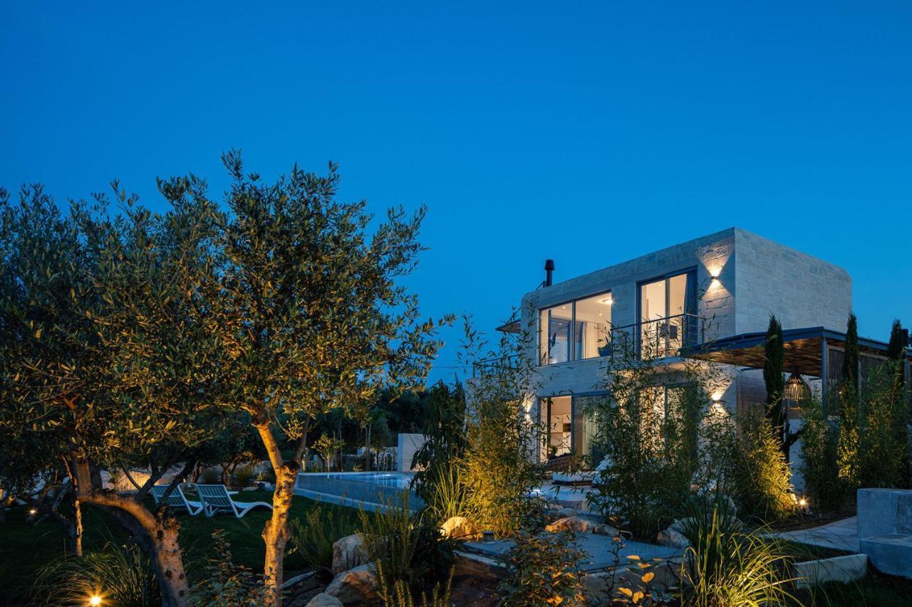Heniochos Villa *