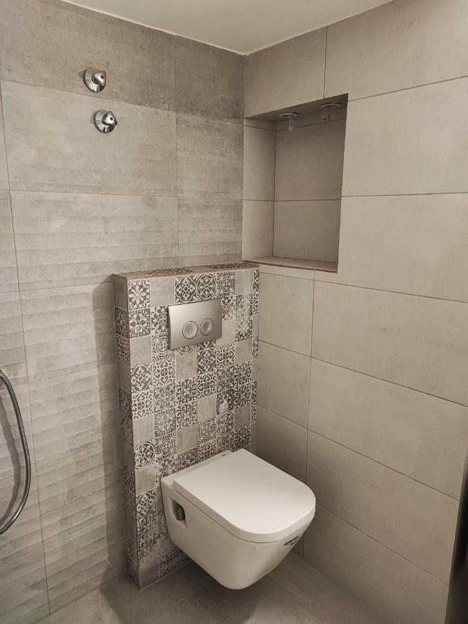 Watch Penthouse Center & Parking *