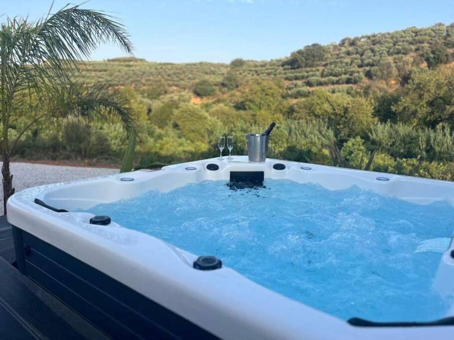 Ek Ornelakis, Luxury With Jacuzzi