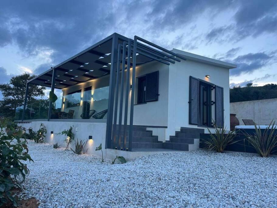 Ek Ornelakis, Luxury With Jacuzzi