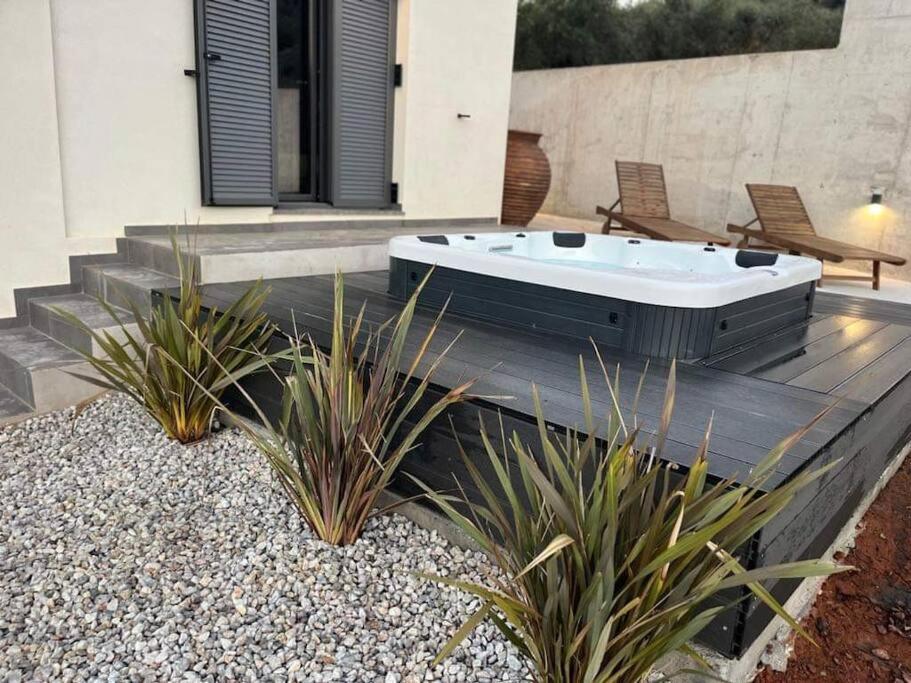 Ek Ornelakis, Luxury With Jacuzzi *