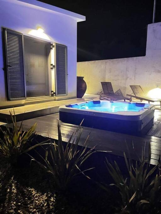 Ek Ornelakis, Luxury With Jacuzzi Apartment