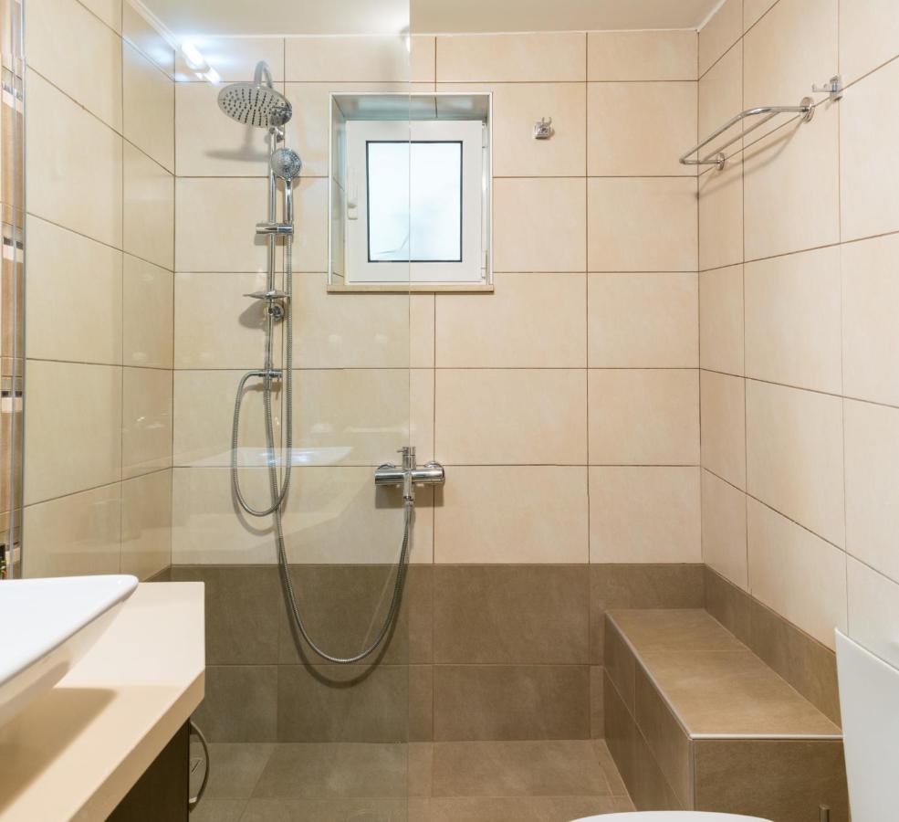 Blue Iris: Stylish Just 10 Minutes Walk From Old Town Chania Apartment *