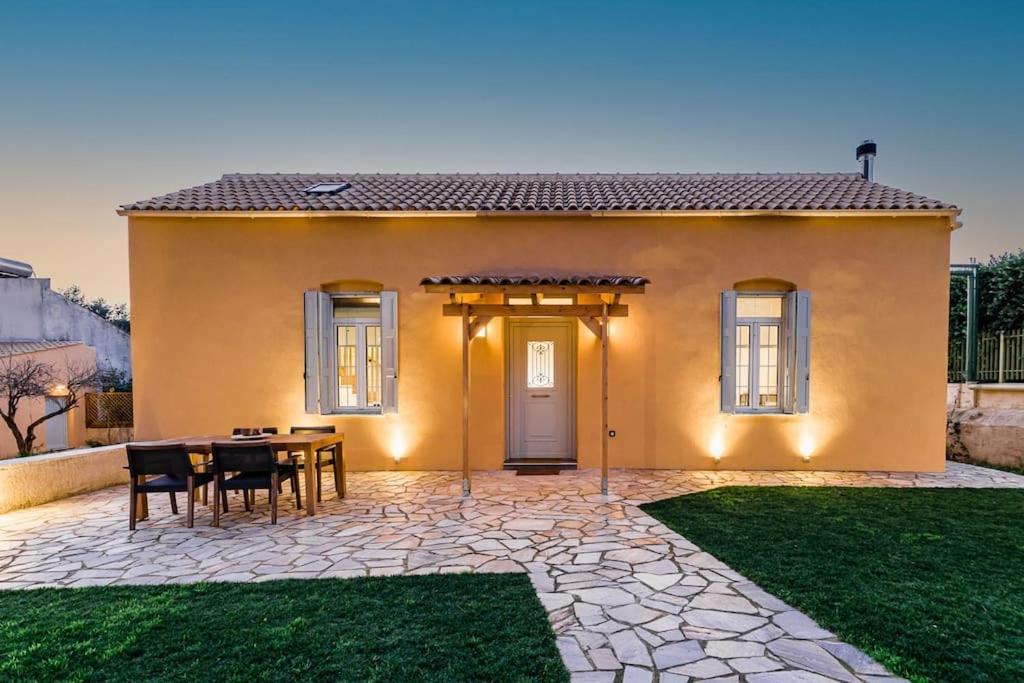 Charming Kiklamino In Agios Mattheos Chania (Crete)