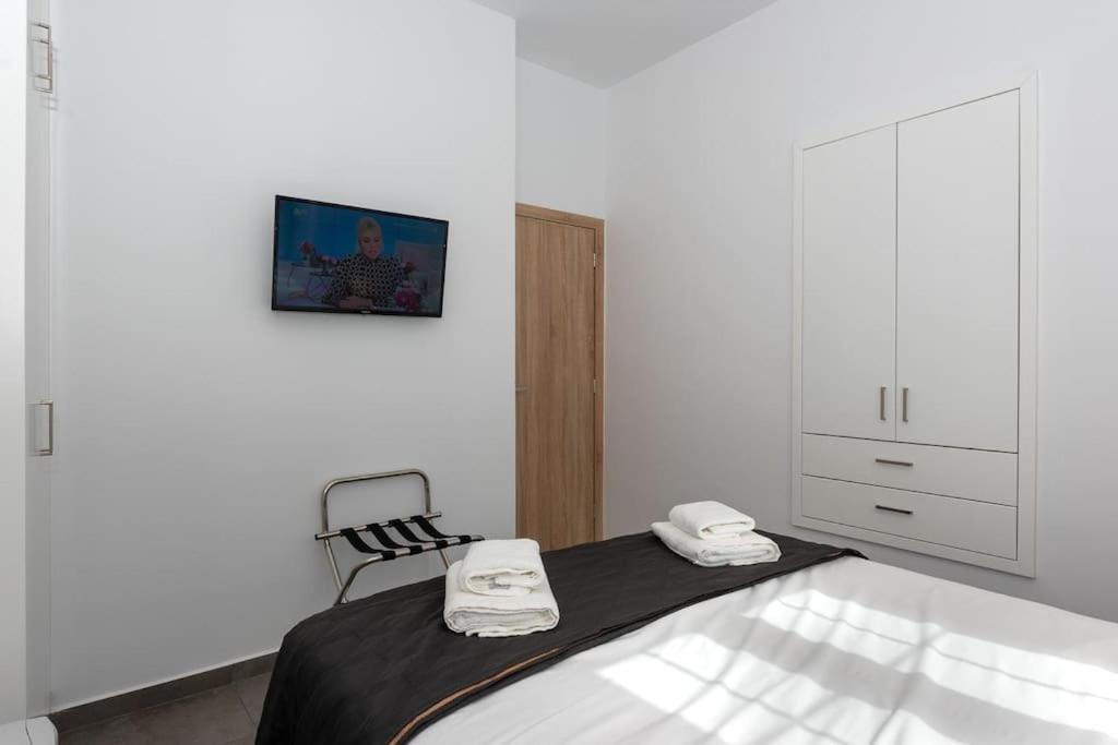 Charming Kiklamino In Agios Mattheos * Chania (Crete)
