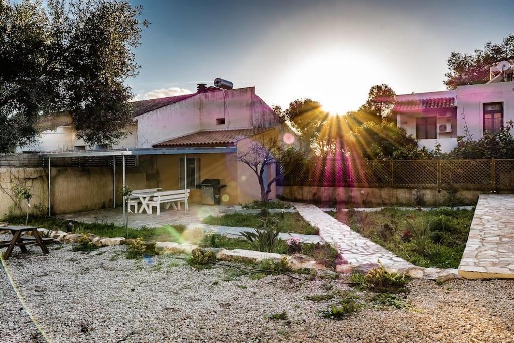 Charming Kiklamino In Agios Mattheos Holiday home *