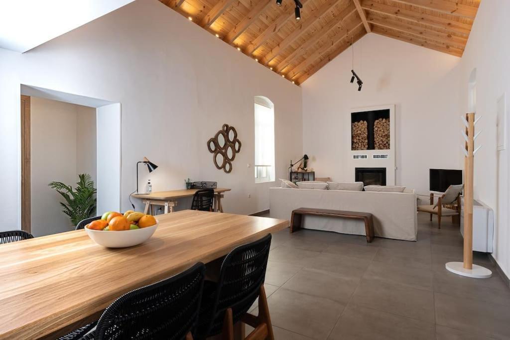 Charming Kiklamino In Agios Mattheos * Chania (Crete)