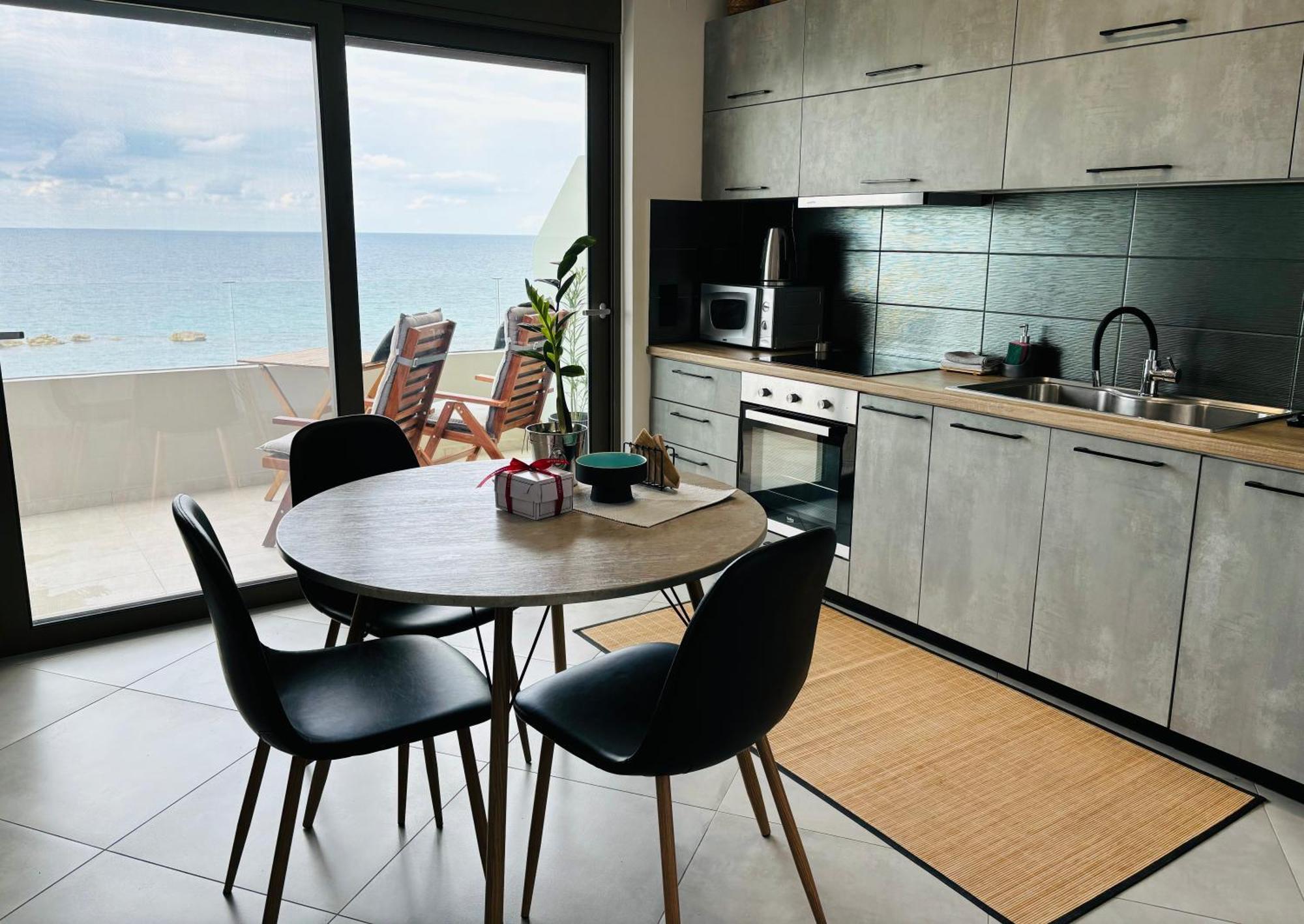 Zonapartments A Sea View-city Center Apartment
