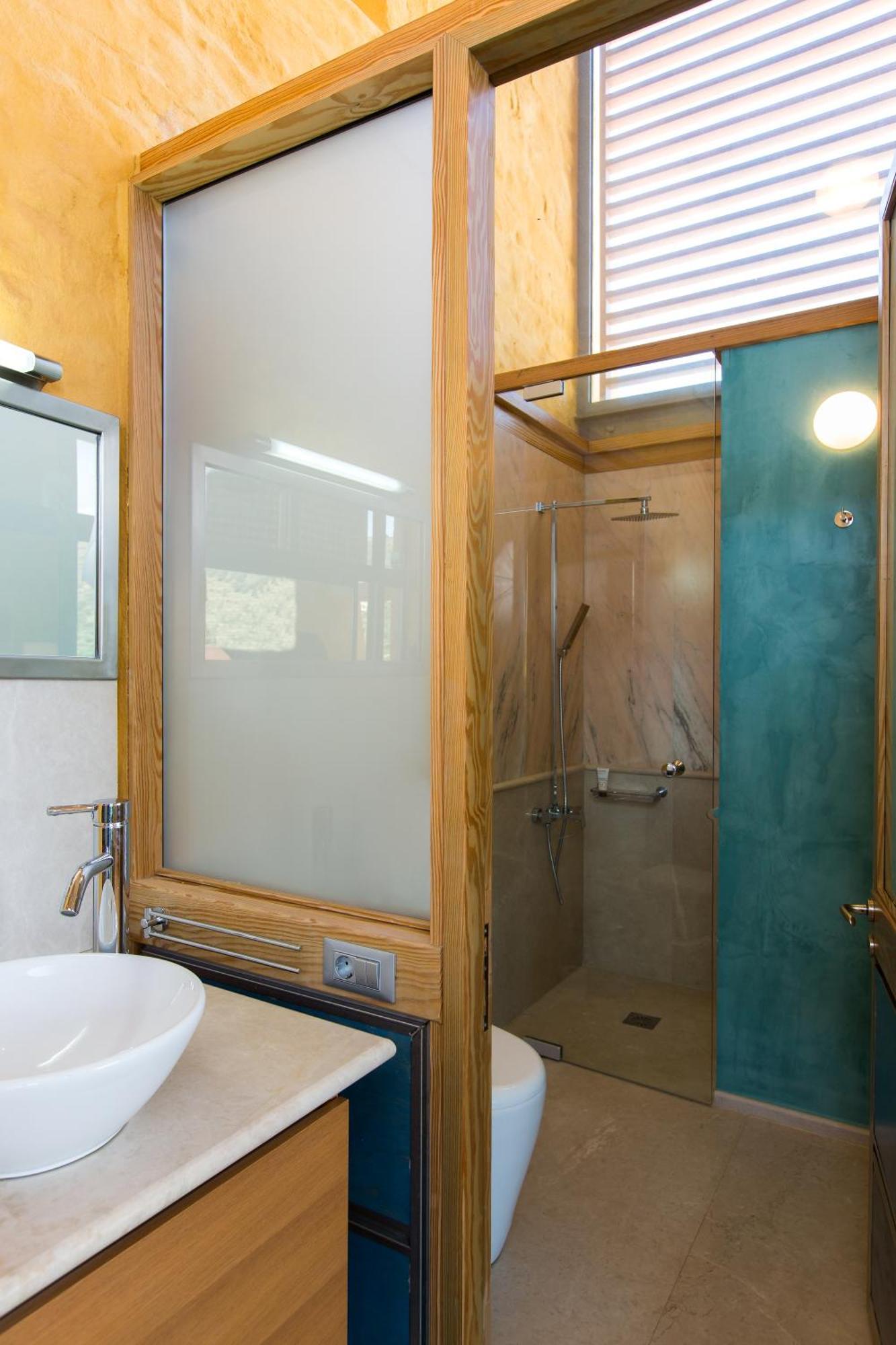 Beachfront Ravdoucha Epavlis Eleni - Pool, Hot Tub, Gym, Sauna, Private Parking, Wifi *