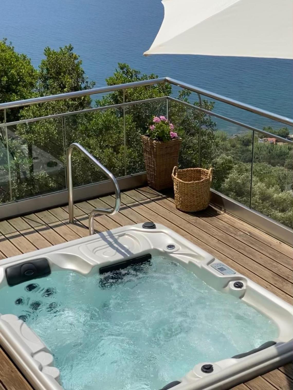 Villa Beachfront Ravdoucha Epavlis Eleni - Pool, Hot Tub, Gym, Sauna, Private Parking, Wifi