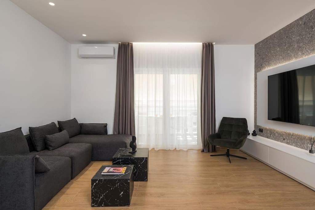 White House 3 Floor Apartment