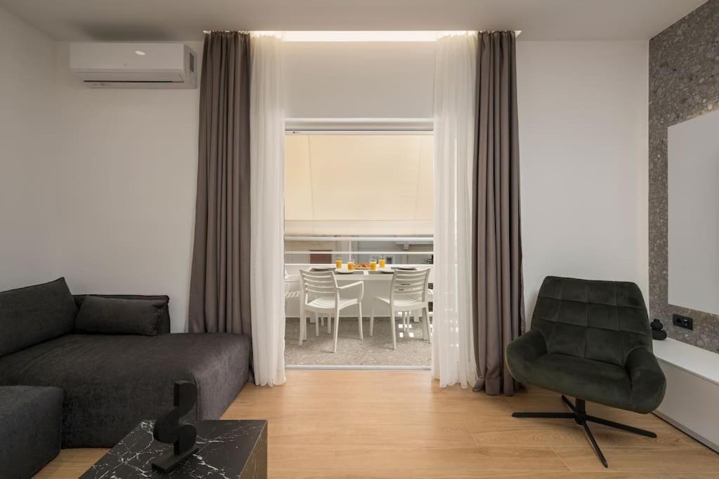 White House 3 Floor Apartment *