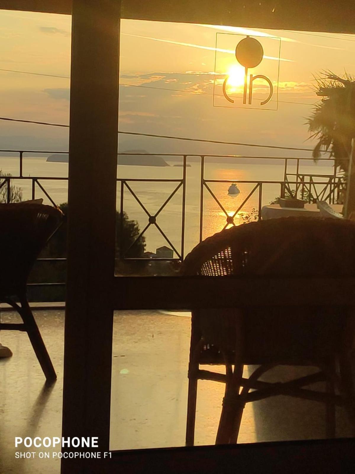 Akrotiri Hotel