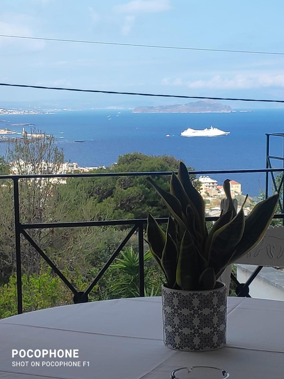 Akrotiri Hotel 2*