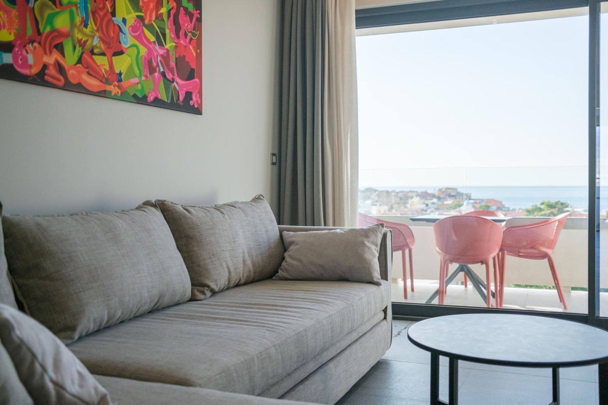 Sky-high 70sqm Penthouse W. Stunning Views - 05