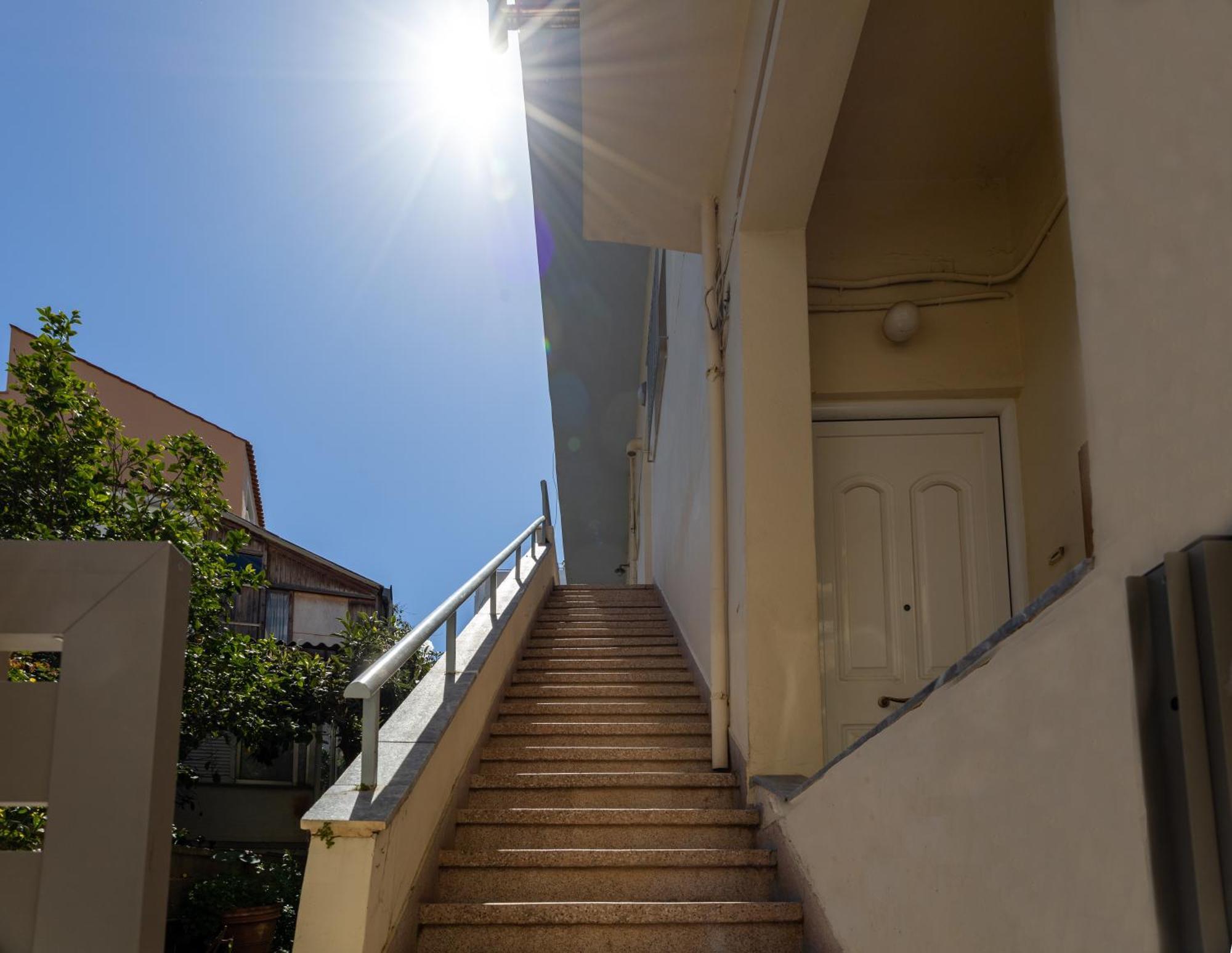 In And Out Apartment *